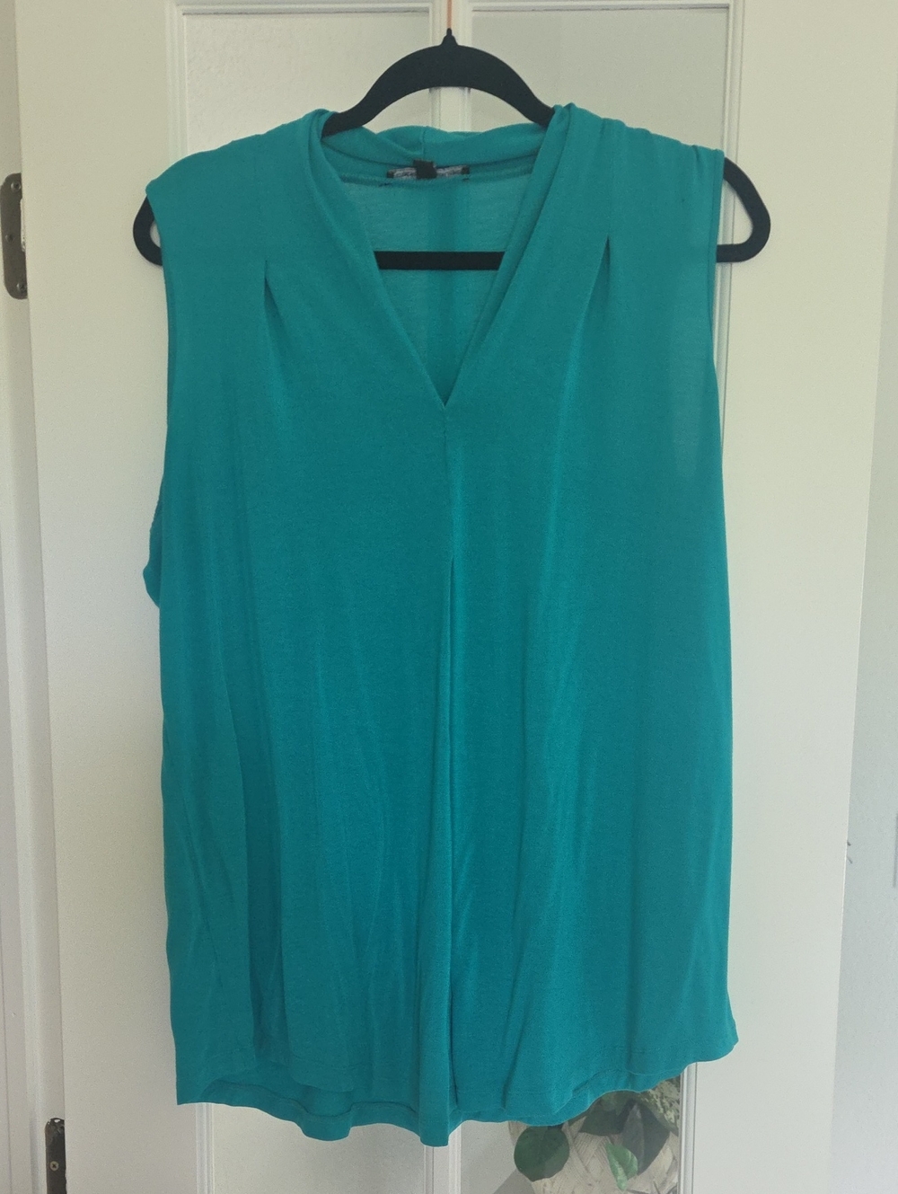 Cable & Gauge Teal Sleeveless V-Neck Tank